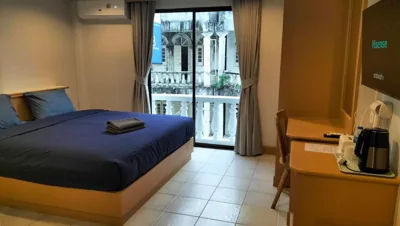 디럭스 더블룸 발코니 — JB House Patong